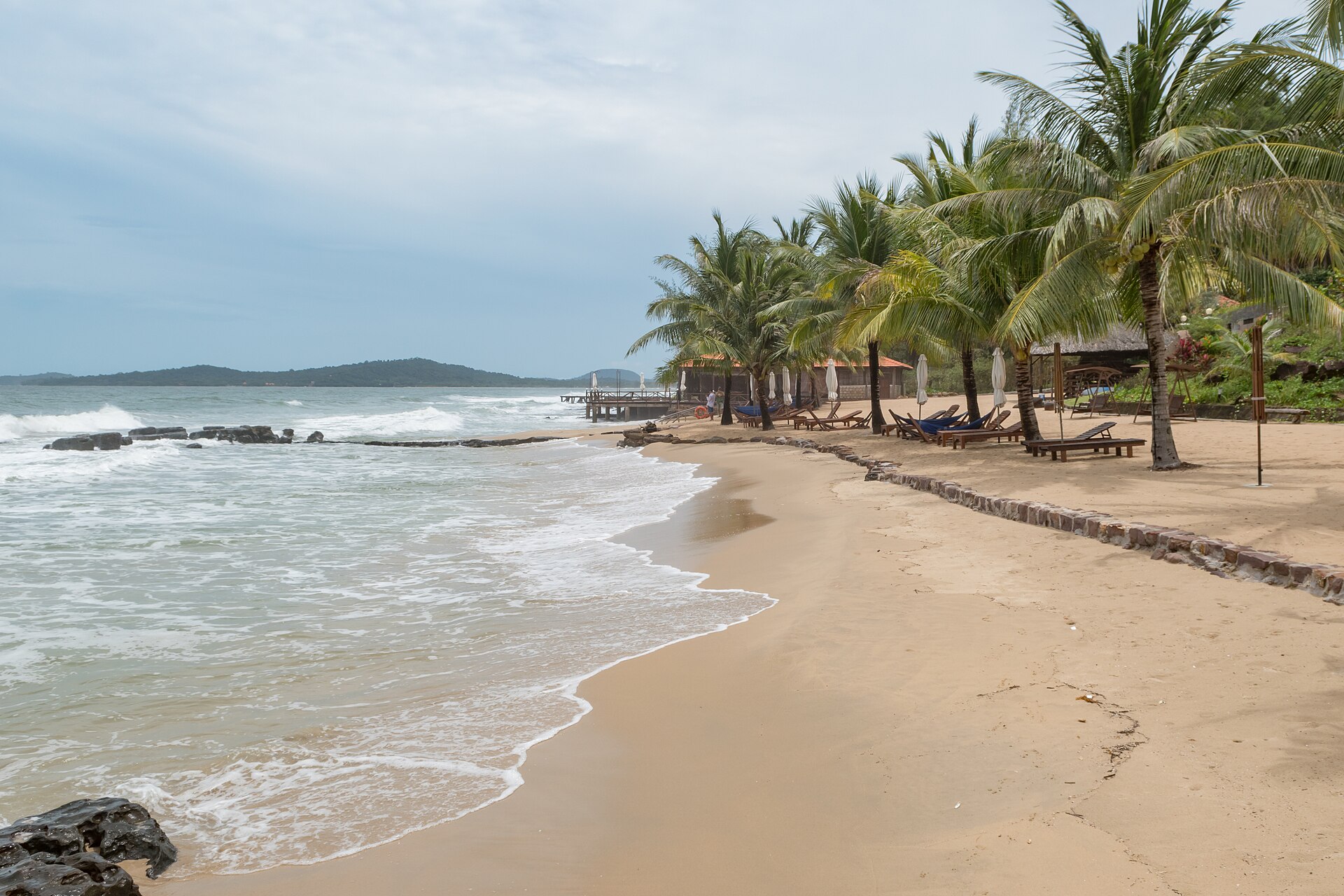 White sand and clear water at Sao Beach, Phú Quốc — the Gulf waters Son's barrels look out on